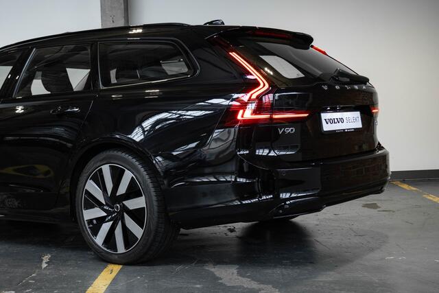 Volvo V90 T6 Automaat Plug-in hybrid AWD Ultra Dark | Panoramadak | Semi elektrische wegklapbare trekhaak | Premium audio by Harman Kardon | 360° parkeercamera | Verwarmbare voorstoelen, achterbank en stuurwiel | Gelamineerde zijruiten | Head-up display |