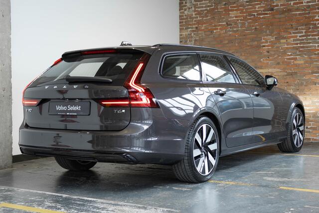 Volvo V90 T6 Plug-in hybrid AWD Ultra Dark | Panoramadak | Semi-Electrische Trekhaak | Verwarmbare voorstoelen+stuurwiel+achterbank | Premium audio by Harman Kardon | Head-up display | 360° Parkeercamera | Parkeersensoren voor + achter