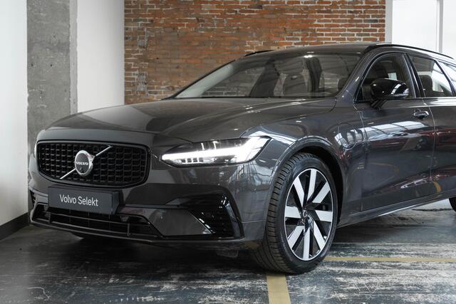 Volvo V90 T6 Plug-in hybrid AWD Ultra Dark | Panoramadak | Semi-Electrische Trekhaak | Verwarmbare voorstoelen+stuurwiel+achterbank | Premium audio by Harman Kardon | Head-up display | 360° Parkeercamera | Parkeersensoren voor + achter