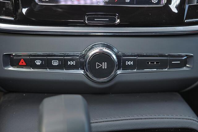 Volvo V90 T6 Recharge AWD Core Bright - IntelliSafe Assist & Surround - Adaptieve LED koplampen - Parkeercamera achter - Verwarmde voorstoelen, stuur & achterbank - Parkeersensoren voor & achter - Extra getint glas - Elektr. inklapbare trekhaak - 19' LMV