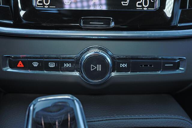 Volvo V90 T6 AWD Inscription - IntelliSafe Assist & Surround - Harman/Kardon audio - Adaptieve LED koplampen - Parkeercamera achter - Verwarmde voorstoelen, stuur & achterbank - Parkeersensoren voor & achter - Elektr. bedienb. voorstoelen met geheugen - Standkachel