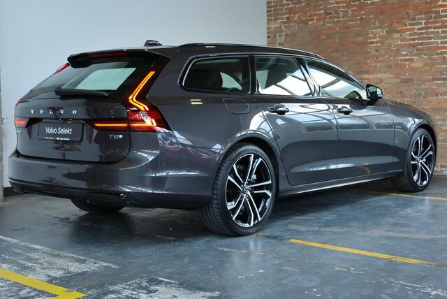 Volvo V90 T8 Plug-in hybrid AWD Ultra Dark | Bowers & Wilkins Premium Audio | Luchtvering | Gelamineerde zijruiten | Semi-Electrische wegklapbare trekhaak | 20" Lichtmetalen velgen | Massage in voorstoelen | Stoelventilatie | Stoelverwarming | 360° Parkeercamera
