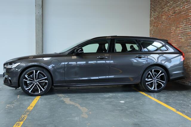 Volvo V90 T8 Plug-in hybrid AWD Ultra Dark | Bowers & Wilkins Premium Audio | Luchtvering | Gelamineerde zijruiten | Semi-Electrische wegklapbare trekhaak | 20" Lichtmetalen velgen | Massage in voorstoelen | Stoelventilatie | Stoelverwarming | 360° Parkeercamera