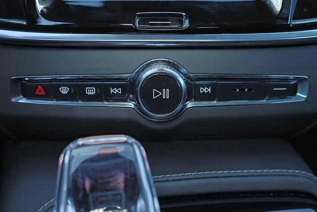 Volvo V90 T8 Recharge AWD Ultra Dark - Luchtvering - Panorama/schuifdak - IntelliSafe Assist & Surround - 360º Camera - Bowers & Wilkins audio - Adaptieve LED koplampen - Verwarmde voorstoelen, stuur & achterbank - Parkeersensoren voor & achter - Elektr. bedienb. v