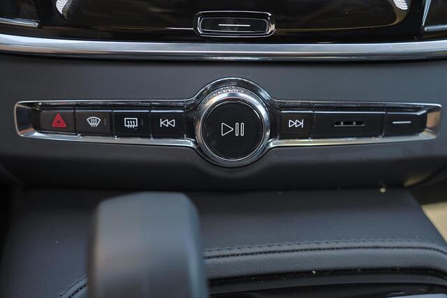 Volvo V90 T6 Recharge AWD Plus Bright - Panorama/schuifdak - IntelliSafe Assist & Surround - 360º Camera - Harman/Kardon audio - Adaptieve LED koplampen - Verwarmde voorstoelen, stuur & achterbank - Parkeersensoren voor & achter - Elektr. bedienb. voorstoelen met g
