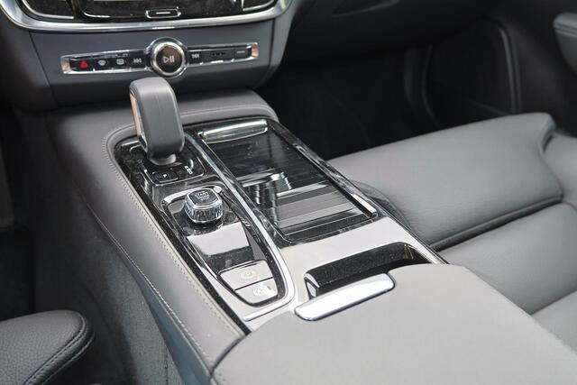 Volvo V90 T6 Recharge AWD Plus Bright - Panorama/schuifdak - IntelliSafe Assist & Surround - 360º Camera - Harman/Kardon audio - Verwarmde voorstoelen, stuur & achterbank - Parkeersensoren voor & achter - Elektr. bedienb. voorstoelen met geheugen - Head up display