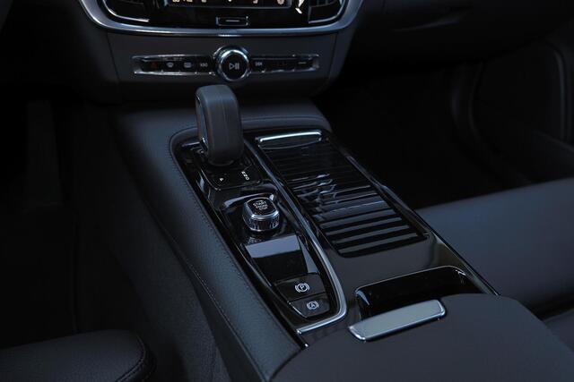 Volvo V90 T6 AWD Inscription Expression - IntelliSafe Assist & Surround - Adaptieve LED koplampen - Verwarmde voorstoelen & stuur - Parkeersensoren achter - Elektr. bedienb. voorstoelen met geheugen - Head up display - Extra getint glas - Inklapbare trekhaak - 19' 