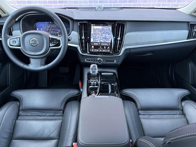 Volvo V90 2.0 T8 Plug-in hybrid AWD Ultra Dark | SOH: 100% | 4 seizoen banden | Extra getint glas | Gelaagd glas | Trekhaak | Luchtvering | Bowers & Wilkins | Massage | Stoel Koeling | 360° Camera | Adaptieve cruise | Stoel/stuur verwarming |