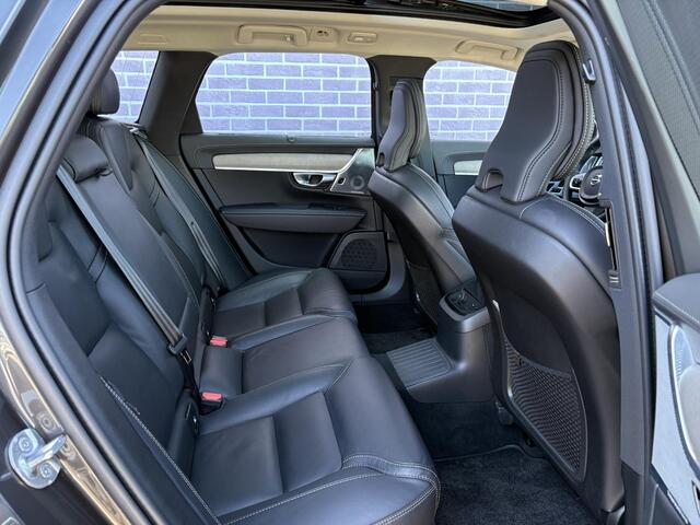 Volvo V90 2.0 T8 Plug-in hybrid AWD Ultra Dark | SOH: 100% | 4 seizoen banden | Extra getint glas | Gelaagd glas | Trekhaak | Luchtvering | Bowers & Wilkins | Massage | Stoel Koeling | 360° Camera | Adaptieve cruise | Stoel/stuur verwarming |