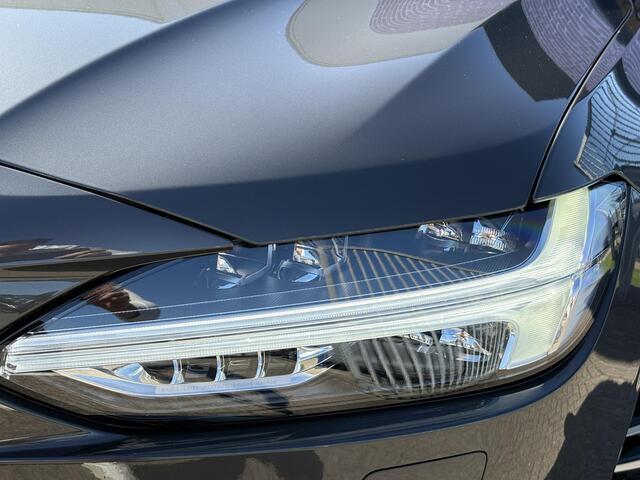 Volvo V90 2.0 T8 Plug-in hybrid AWD Ultra Dark | SOH: 100% | 4 seizoen banden | Extra getint glas | Gelaagd glas | Trekhaak | Luchtvering | Bowers & Wilkins | Massage | Stoel Koeling | 360° Camera | Adaptieve cruise | Stoel/stuur verwarming |