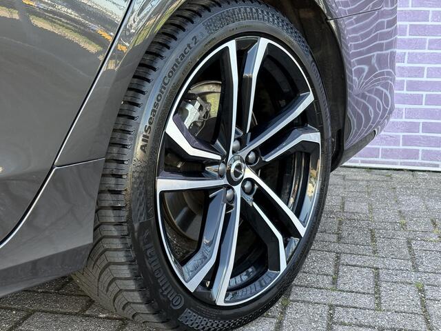 Volvo V90 2.0 T8 Plug-in hybrid AWD Ultra Dark | SOH: 100% | 4 seizoen banden | Extra getint glas | Gelaagd glas | Trekhaak | Luchtvering | Bowers & Wilkins | Massage | Stoel Koeling | 360° Camera | Adaptieve cruise | Stoel/stuur verwarming |