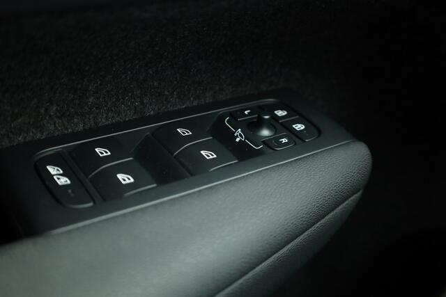 Volvo XC40 T4 Recharge Plus Bright | Navi | Elek. Trekhaak | Pilot Assist | Camera | Stoel- Stuurverw.
