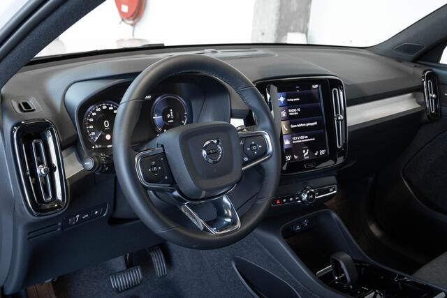 Volvo XC40 T5 Automaat Plug-in hybrid Plus Dark | Navigatie | Trekhaak Elektrisch Uitklapbaar | Elektrisch Verstelbare Bestuurdersstoel Met Geheugen | Comfortstoelen | Parkeercamera | Parkeersensoren Voor + Achter | Premium Audio By Harman Kardon | Keyless Entree