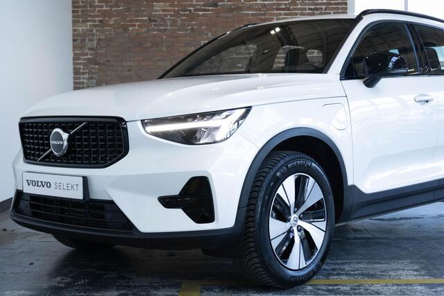 Volvo XC40 T5 Automaat Plug-in hybrid Plus Dark | Navigatie | Trekhaak Elektrisch Uitklapbaar | Elektrisch Verstelbare Bestuurdersstoel Met Geheugen | Comfortstoelen | Parkeercamera | Parkeersensoren Voor + Achter | Premium Audio By Harman Kardon | Keyless Entree