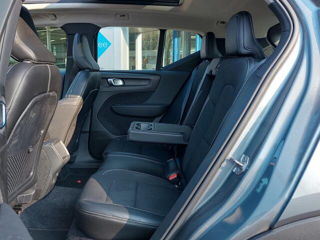 Volvo XC40 1.5 T3 157pk Momentum Business Pack Connect | Origineel NL | Navi | Clima | Adap. Cruise | Panorama Schuifdak | Led Koplampen | Pdc V+A+Camera | Rijstrook+Licht+Regensenor | 18''lm