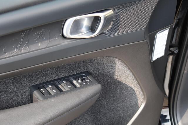 Volvo XC40 Recharge Core 70 kWh | Climate Pack | Warmtepomp | All season banden