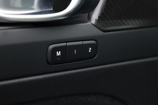 Volvo XC40 2.0 B3 Plus Dark | Navi | 360 Cam | Memory | CarPlay | H&K | Dodehoek