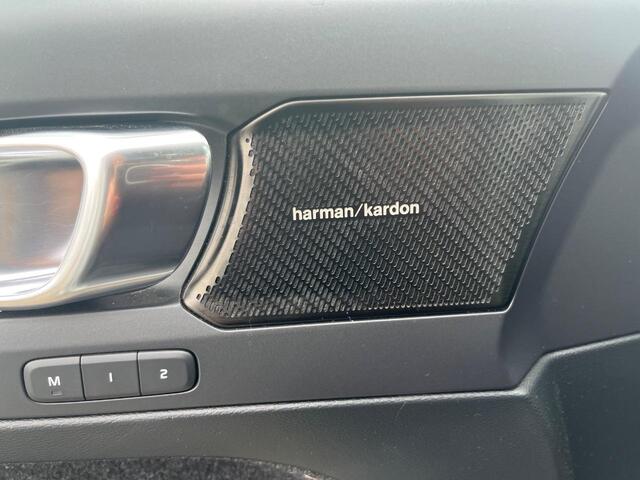 Volvo XC40 2.0 T5 AWD Intro Edition | Schuif/kantel panoramadak | Keyless entry/start | Harman/kardon | Trekhaak | Stoel/stuur verwarming | Standkachel | Volvo on Call |