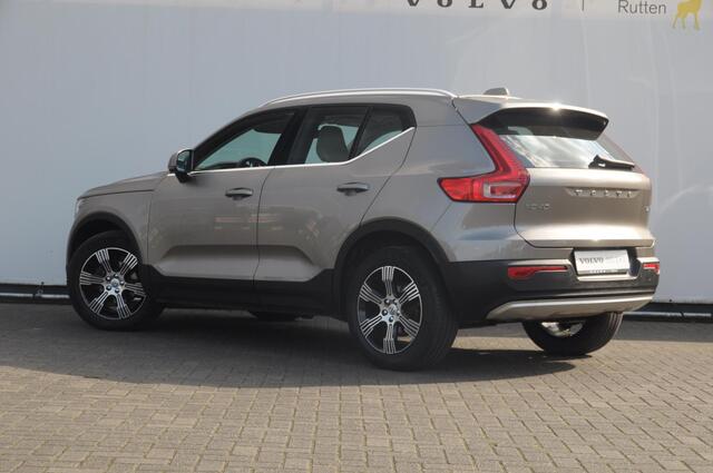 Volvo XC40 T2 129PK Automaat Inscription / Cruise control / Blond Leder / Elektrische stoelen / Stuur - en stoelverwarming / Climate control / Parkeersensoren met camera / Apple carplay / Elektrische achterklep