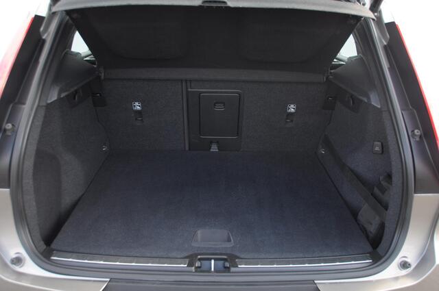 Volvo XC40 T2 129PK Automaat Inscription / Cruise control / Blond Leder / Elektrische stoelen / Stuur - en stoelverwarming / Climate control / Parkeersensoren met camera / Apple carplay / Elektrische achterklep