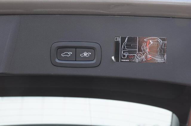Volvo XC40 T2 129PK Automaat Inscription / Cruise control / Blond Leder / Elektrische stoelen / Stuur - en stoelverwarming / Climate control / Parkeersensoren met camera / Apple carplay / Elektrische achterklep
