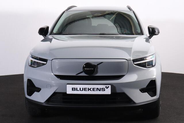 Volvo XC40 Single Motor Essential Black Edition - Google Infotainment - Lederen bekleding - Cruise Control - Verwarmbare voorstoelen - 20' lmv - Glossy Black accenten