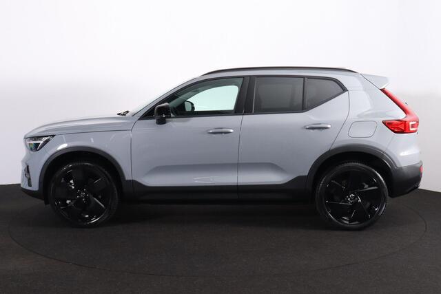 Volvo XC40 Single Motor Essential Black Edition - Google Infotainment - Lederen bekleding - Cruise Control - Verwarmbare voorstoelen - 20' lmv - Glossy Black accenten
