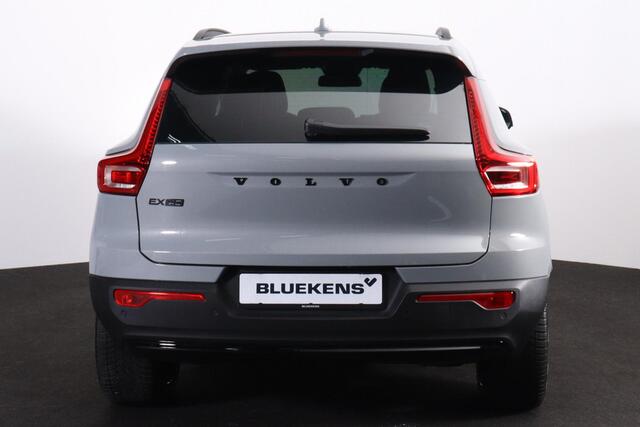 Volvo XC40 Single Motor Essential Black Edition - Google Infotainment - Lederen bekleding - Cruise Control - Verwarmbare voorstoelen - 20' lmv - Glossy Black accenten