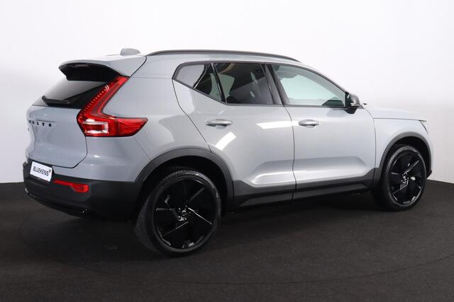Volvo XC40 Single Motor Essential Black Edition - Google Infotainment - Lederen bekleding - Cruise Control - Verwarmbare voorstoelen - 20' lmv - Glossy Black accenten