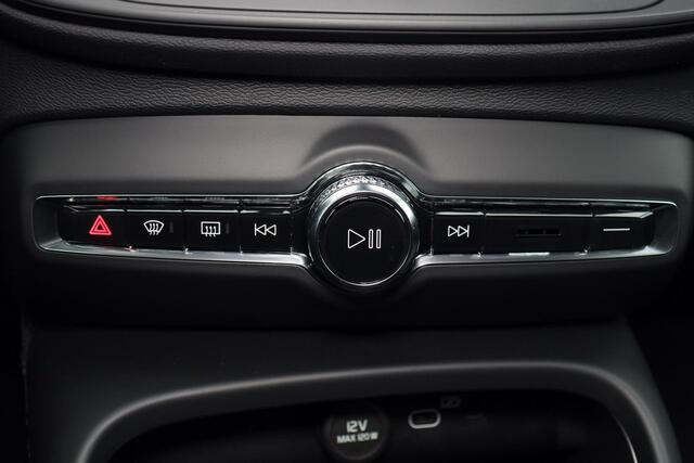 Volvo XC40 Single Motor Essential Black Edition - Google Infotainment - Lederen bekleding - Cruise Control - Verwarmbare voorstoelen - 20' lmv - Glossy Black accenten