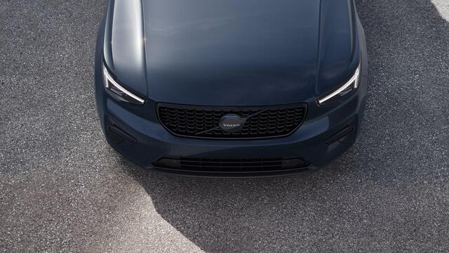 Volvo XC40 B4 197 pk Plus Black Edition | Model 2026 | 20" | Donker glas | Black Grille |