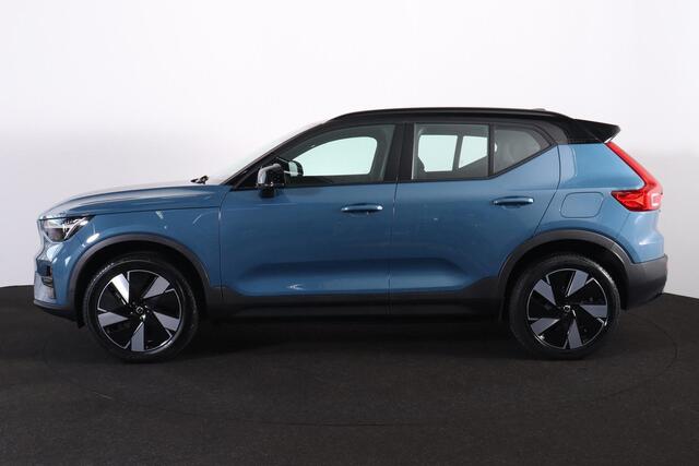 Volvo XC40 Extended Range Plus 82 kWh - IntelliSafe Assist & Surround - Parkeercamera achter - Verwarmde voorstoelen & stuur - Parkeersensoren voor & achter - Draadloze tel. lader - Warmtepomp - Elektr. inklapbare trekhaak - 19' LMV