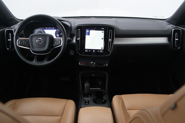 Volvo XC40 T4 AWD Momentum | Panoramadak | Leder | Trekhaak | 19 Inch | Getint Glas