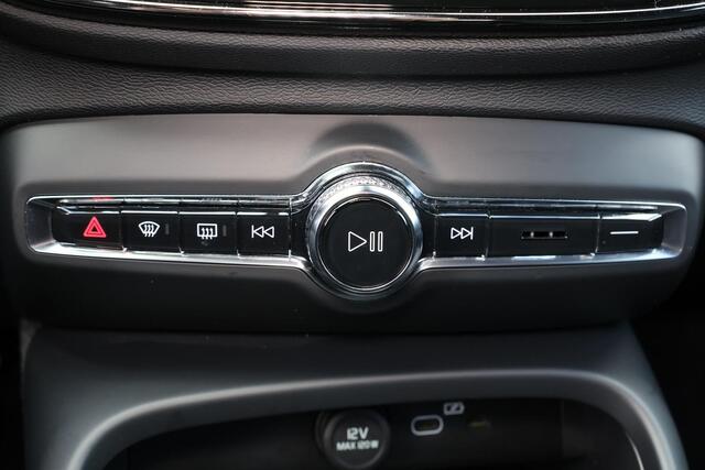 Volvo XC40 Recharge Twin Plus 82 kWh - IntelliSafe Assist & Surround - Verwarmde voorstoelen, stuur & achterbank - Parkeersensoren voor & achter - Elektr. bedienb. bestuurdersstoel met geheugen - Draadloze tel. lader - Warmtepomp - Extra getint glas - Elektr. inklap