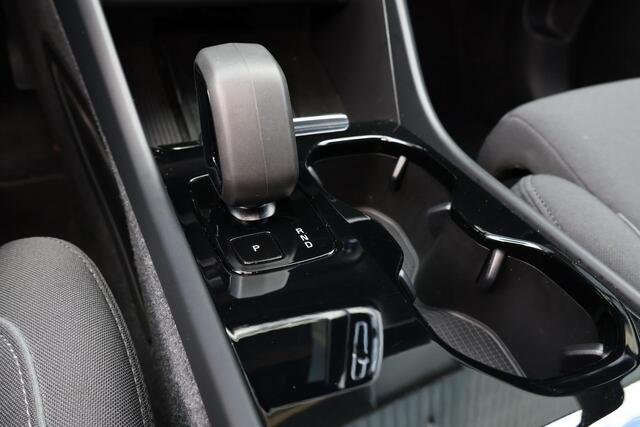 Volvo XC40 Recharge Twin Plus 82 kWh - IntelliSafe Assist & Surround - Verwarmde voorstoelen, stuur & achterbank - Parkeersensoren voor & achter - Elektr. bedienb. bestuurdersstoel met geheugen - Draadloze tel. lader - Warmtepomp - Extra getint glas - Elektr. inklap