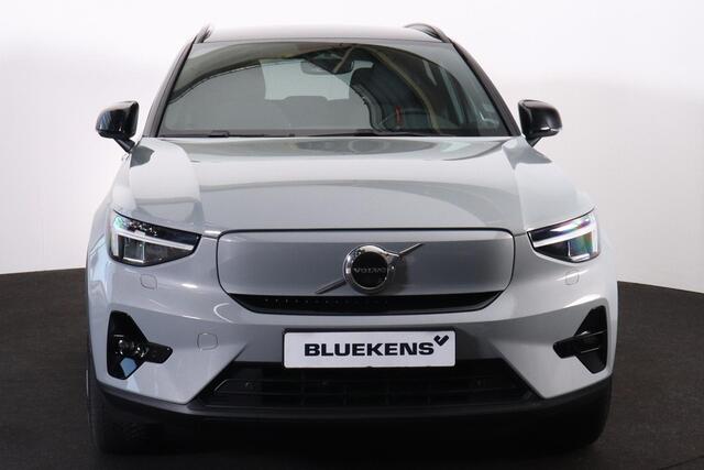 Volvo XC40 Recharge Twin Plus 82 kWh - IntelliSafe Assist & Surround - Verwarmde voorstoelen, stuur & achterbank - Parkeersensoren voor & achter - Elektr. bedienb. bestuurdersstoel met geheugen - Draadloze tel. lader - Warmtepomp - Extra getint glas - Elektr. inkla