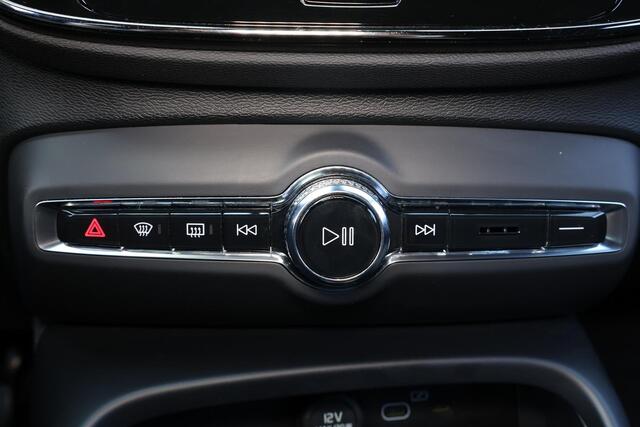 Volvo XC40 Recharge Twin Plus 82 kWh - IntelliSafe Assist & Surround - Verwarmde voorstoelen, stuur & achterbank - Parkeersensoren voor & achter - Elektr. bedienb. bestuurdersstoel met geheugen - Draadloze tel. lader - Warmtepomp - Extra getint glas - Elektr. inkla
