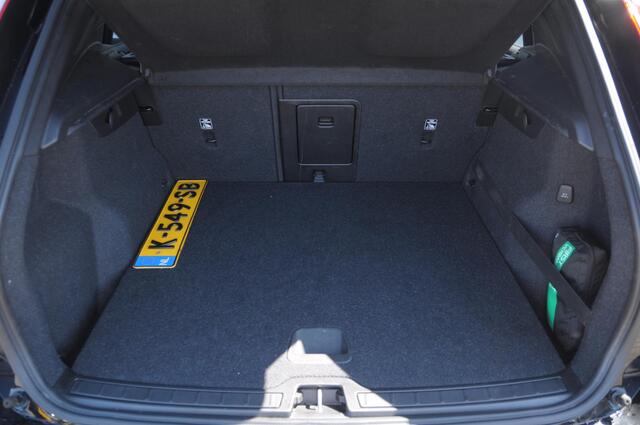 Volvo XC40 T4 190PK Automaat Momentum Pro Navigatie / Parkeersensoren Voor & achter / Parkeercamera achter / Semi Elek. wegklapbare trekhaak / Climate Control / Getinte ramen vanaf de B-Stijl / Premium Audi Harman Kardon