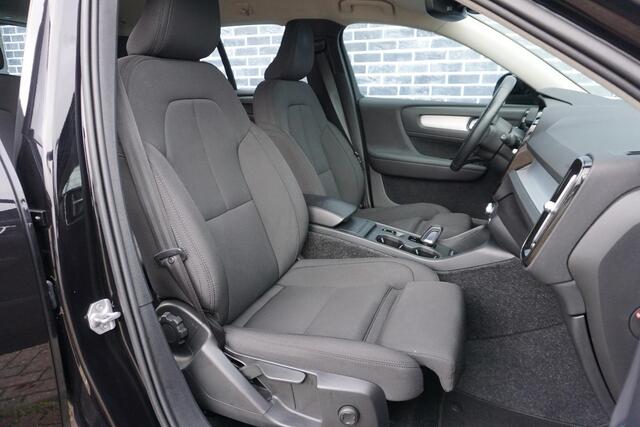 Volvo XC40 1.5 T3 Business Pro | Trekhaak | Adaptieve Cruise Controle | Blis | Stuur + Stoel verwarming | Camera |