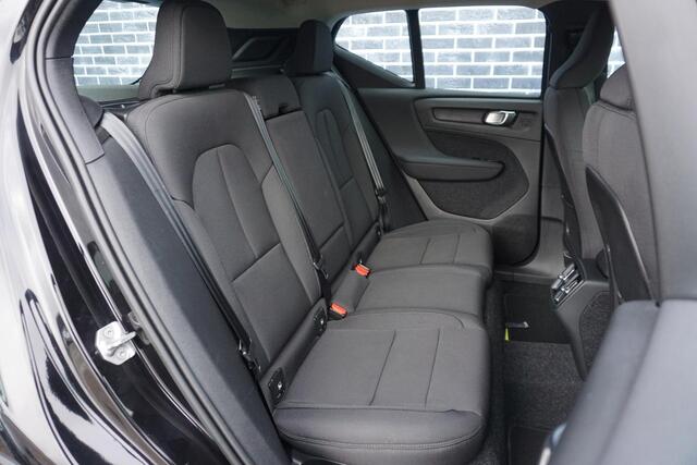 Volvo XC40 1.5 T3 Business Pro | Trekhaak | Adaptieve Cruise Controle | Blis | Stuur + Stoel verwarming | Camera |