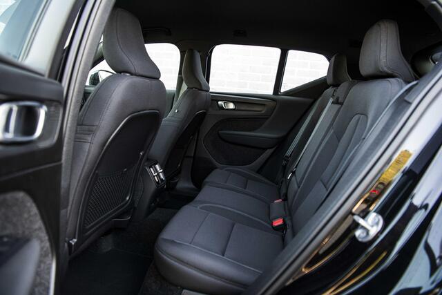 Volvo XC40 Single Motor Extended Range Plus 82 kWh | Trekhaak | Adaptieve Cruise Control | BLIS | Stoel/stuurverwarming | Keyless Entry | 20" Velgen | Warmtepomp | Elektr. achterklep |