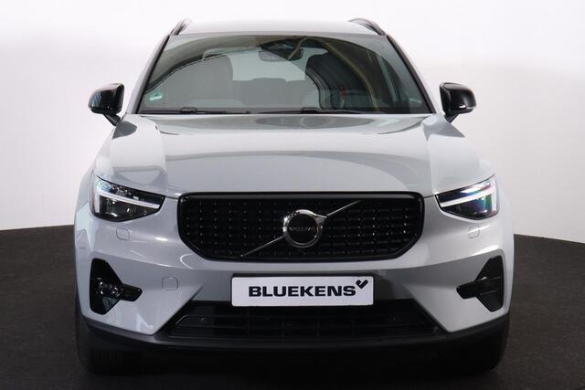 Volvo XC40 B3 Plus Dark - IntelliSafe Assist & Surround - Harman/Kardon audio - Parkeercamera achter - Verwarmde voorstoelen & stuur - Parkeersensoren voor & achter - Elektr. bedienb. voorstoelen met geheugen links - Draadloze tel. lader - Extra getint glas - 18' LM