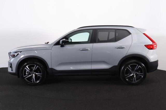 Volvo XC40 B3 Plus Dark - IntelliSafe Assist & Surround - Harman/Kardon audio - Parkeercamera achter - Verwarmde voorstoelen & stuur - Parkeersensoren voor & achter - Elektr. bedienb. voorstoelen met geheugen links - Draadloze tel. lader - Extra getint glas - 18' LM