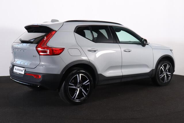 Volvo XC40 B3 Plus Dark - IntelliSafe Assist & Surround - Harman/Kardon audio - Parkeercamera achter - Verwarmde voorstoelen & stuur - Parkeersensoren voor & achter - Elektr. bedienb. voorstoelen met geheugen links - Draadloze tel. lader - Extra getint glas - 18' LM