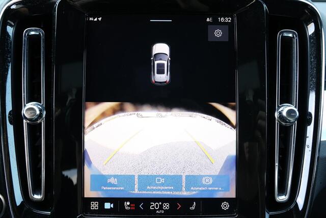 Volvo XC40 B3 Plus Dark - IntelliSafe Assist & Surround - Harman/Kardon audio - Parkeercamera achter - Verwarmde voorstoelen & stuur - Parkeersensoren voor & achter - Elektr. bedienb. voorstoelen met geheugen links - Draadloze tel. lader - Extra getint glas - 18' LM