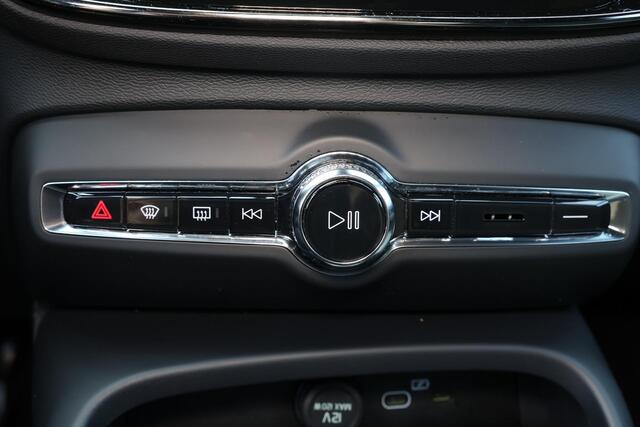Volvo XC40 B3 Plus Dark - IntelliSafe Assist & Surround - Harman/Kardon audio - Parkeercamera achter - Verwarmde voorstoelen & stuur - Parkeersensoren voor & achter - Elektr. bedienb. voorstoelen met geheugen links - Draadloze tel. lader - Extra getint glas - 18' LM