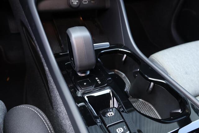 Volvo XC40 B3 Plus Dark - IntelliSafe Assist & Surround - Harman/Kardon audio - Parkeercamera achter - Verwarmde voorstoelen & stuur - Parkeersensoren voor & achter - Elektr. bedienb. voorstoelen met geheugen links - Draadloze tel. lader - Extra getint glas - 18' LM