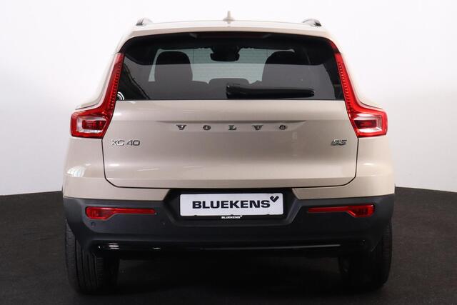 Volvo XC40 B3 Plus Dark - IntelliSafe Assist & Surround - 360º Camera - Harman/Kardon audio - Verwarmde voorstoelen & stuur - Parkeersensoren voor & achter - Elektr. bedienb. voorstoelen met geheugen links - Draadloze tel. lader - Extra getint glas - 19' LMV
