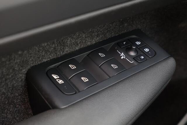 Volvo XC40 B3 Plus Dark - IntelliSafe Assist & Surround - 360º Camera - Harman/Kardon audio - Verwarmde voorstoelen & stuur - Parkeersensoren voor & achter - Elektr. bedienb. voorstoelen met geheugen links - Draadloze tel. lader - Extra getint glas - 19' LMV
