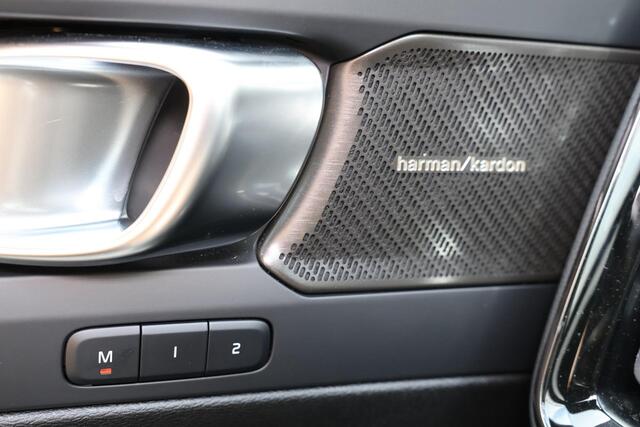 Volvo XC40 B3 Plus Dark - IntelliSafe Assist & Surround - 360º Camera - Harman/Kardon audio - Verwarmde voorstoelen & stuur - Parkeersensoren voor & achter - Elektr. bedienb. voorstoelen met geheugen links - Draadloze tel. lader - Extra getint glas - 19' LMV